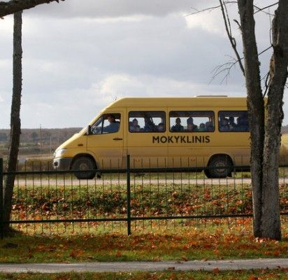 „Geltonaisiais autobusiukais“ bei maršrutiniais autobusais į pamokas kasdien vyksta 183 Palangos moksleiviai. / Lrytas.lt nuotr.