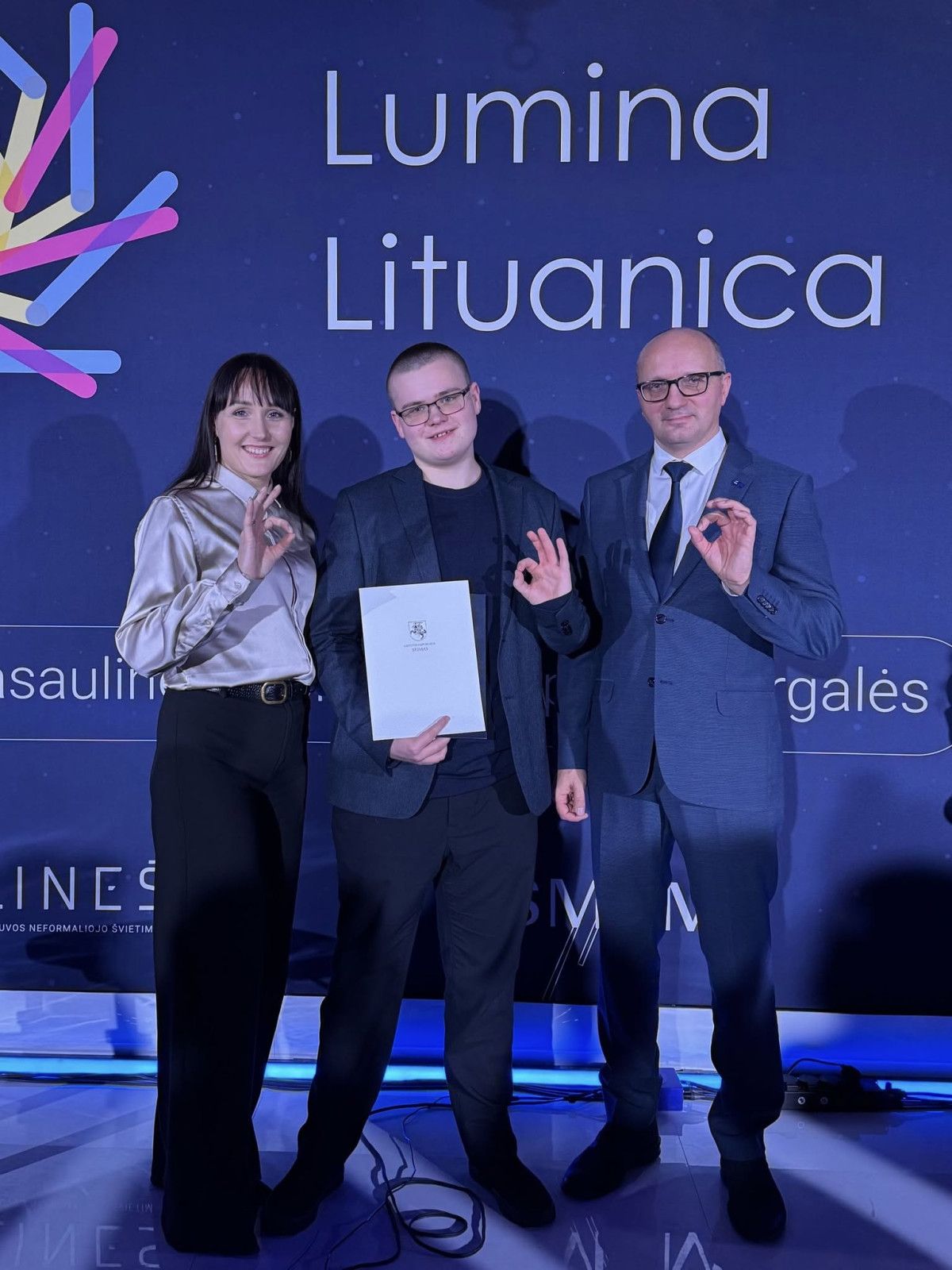 Palangos senosios gimnazijos direktorė Sandra Žutautienė, gimnazistas Tomas Jakubauskas, mokytojas Nerijus Vaišvila Tarptautinių olimpiadų prizininkų pagerbimo šventėje. Jūratės Vaišvilės nuotr.