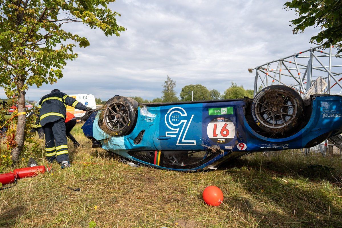 Pamatykite: kraupi avarija lenktynėse Palangoje – automobilis rėžėsi į operatorių bokštelį