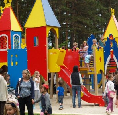 Tėvai neatsistebi, kad vaikų parkas – nemokamas, bet erzina šunų kaimynystė