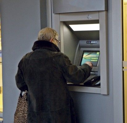 Renkant bankomate kodą pravartu renkamus skaičius pridengti ranka.