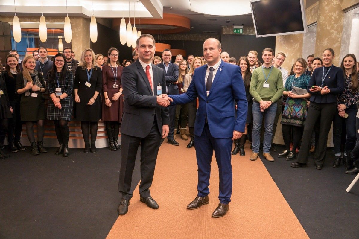 Tris šalies oro uostus vienijančiai bendrovei Lietuvos oro uostai nuo kovo 1 d. pradeda vadovauti Marius Gelžinis (dešinėje).(nuotr. aut. Milvydas Mažonas)
