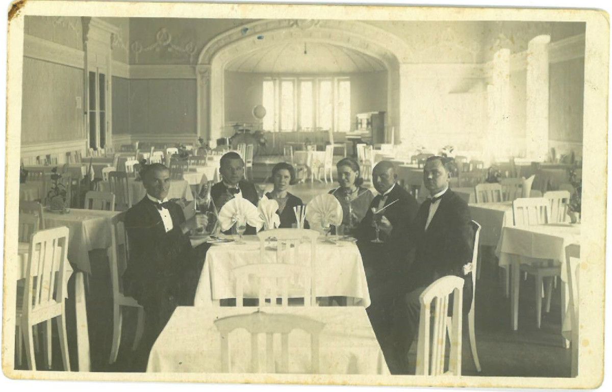 Kurhauzo salė ir jo kelneriai. Fotografijos aut. nežinomas, Palanga, 1930 m. Iš Palangos kurorto muziejaus fondų.