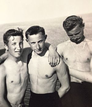 Klierikai džiaugiasi reta proga pabūti prie Baltijos jūros Kuršių nerijoje. 1935–1936 m. Centre – Jonas Petraitis. Autoriaus archyvas