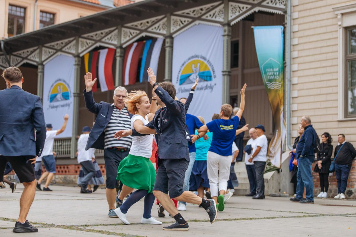Palangos miestely – šokių suktiniai, kermošius, bendras suneštinių pusryčių stalas