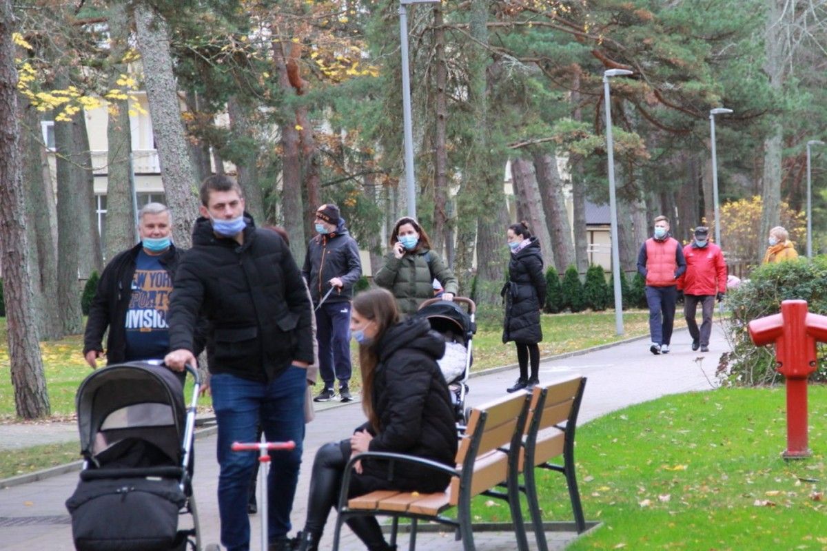 COVID-19 užkrato rekordai ir karantinas negąsdino Palangos poilsiautojų – draudimai apeiti gudraujant