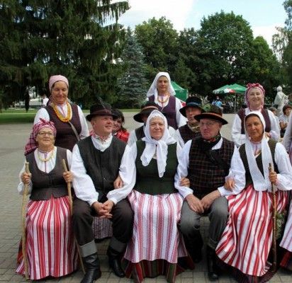 Specialųjį prizą laimėjusi Birutė Petkienė (sėdi trečia iš kairės) kartu su mėguviškiais po pasakorių konkurso. / „Mėguvos“ nuotr.