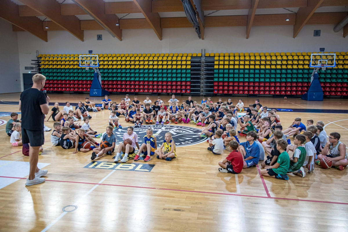 Palangoje atidaryta krepšinio stovykla, subūrusi daugiau nei 100 jaunųjų sportininkų