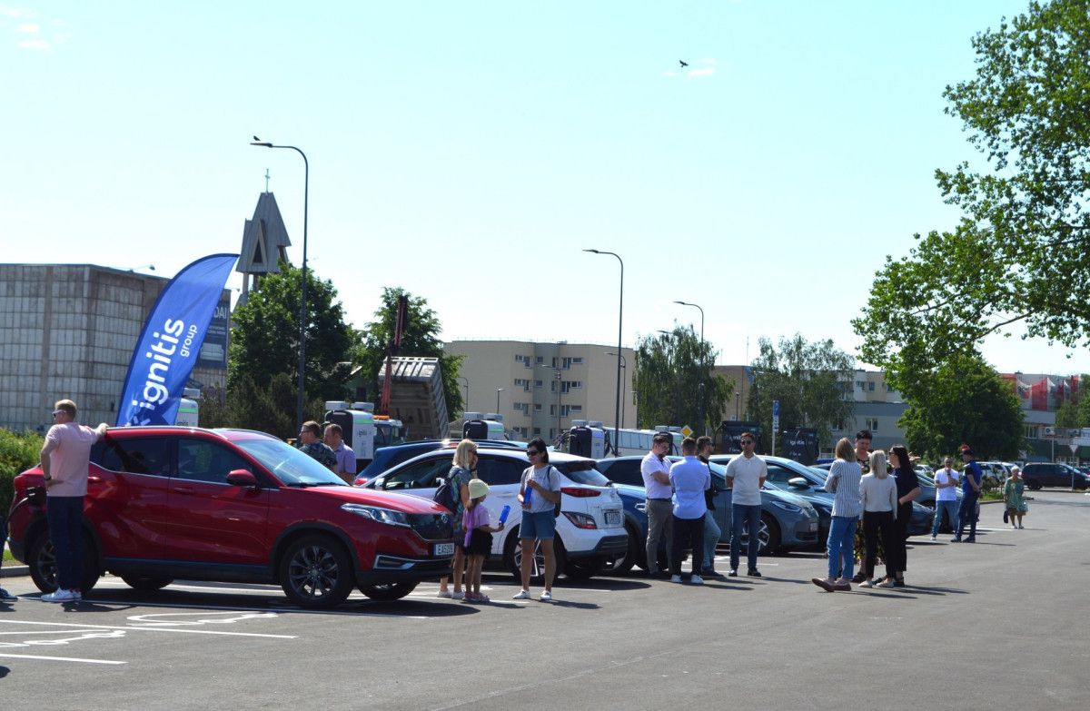 Ilgai lauktos naujienos: Palangoje atidarytas greito elektromobilių įkrovimo parkas
