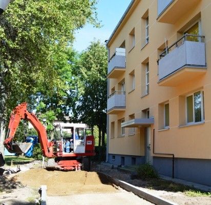 Palangos komunalininkai tvarko daugiabučių namų aplinką