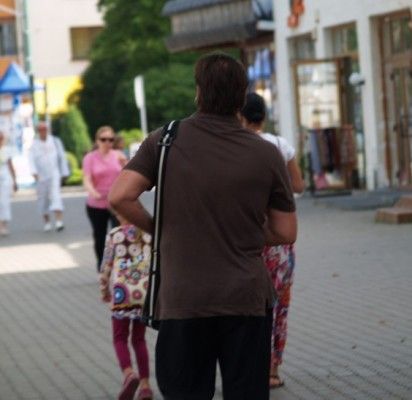 Žinomas Palangos verslininkas Vidas Buzas (nuotraukoje), beveik prieš pusantrų metų avarijoje pražudęs Palangos Švč. Mergelės Marijos Ėmimo į dangų bažnyčios kunigą jubiliatą Liudą Serapiną, teisme mielai vaikščiotų atbulomis.