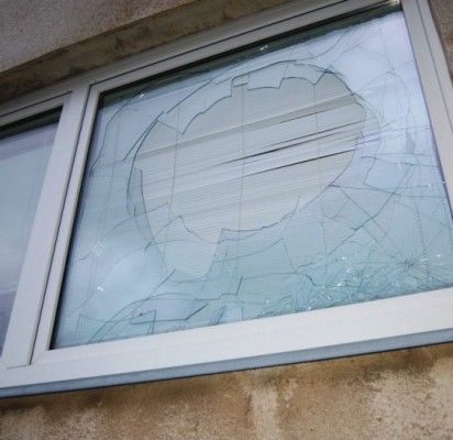 Iškūlė miesto aktyvistės langą