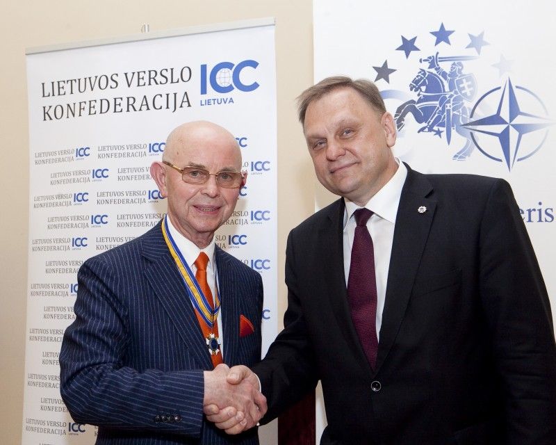 Verslo konfederacijos apdovanojimas – ir ambasadoriui Antanui Vinkui