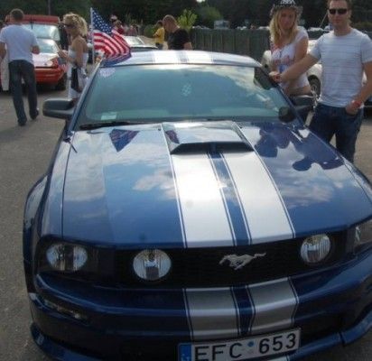 Palangoje gaudė amerikietiški kadilakai ir mustangai