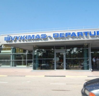 Palanga puoselėja planus, kaip į kurortą prisivilioti daugiau oro vežėjų, bet pastarieji už aviacinį kurą Palangos Oro uoste nuo praėjusių metų vasaros moka už toną 600 litų daugiau ir kone tiek pat daugiau negu Vilniaus, Kauno ir Rygos oro uostuose.