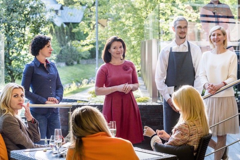 Į R. Ničajienės knygos pristatymą susirinko nemenkas būrys jos gerbėjų, tarp jų – ir žinomi Lietuvoje žmonės.
