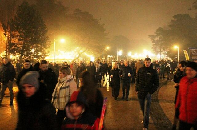 Naujųjų sutikti į Palangą atvažiavę tūkstančiai liko nusivylę: nesulaukė fejerverkų