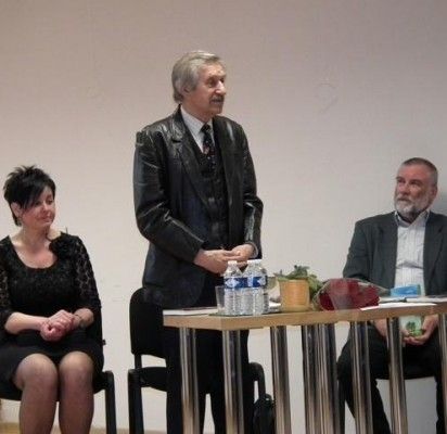 J. Brazdžionį (centre) ir jo kūrybą pristatė buvusi jo kolegė mokytoja R. Paulikienė ir buvęs mokinys bibliotekos direktorius K. Rudys.