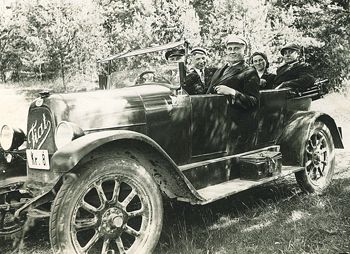 Stasys Japertas (priekyje) su žmona Sofija ir draugais klebono Anupro Bardausko automobiliu, vairuojamu asmeninio vairuotojo Valterio, iš Želvių kaimo vyksta poilsiauti į Šventąją. 1933 liepos mėn. S. Japerto archyvas