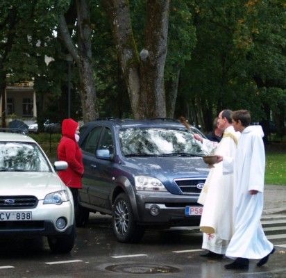 Transporto priemones švęstu vandeniu pašlakstė kunigas S.Žilys.