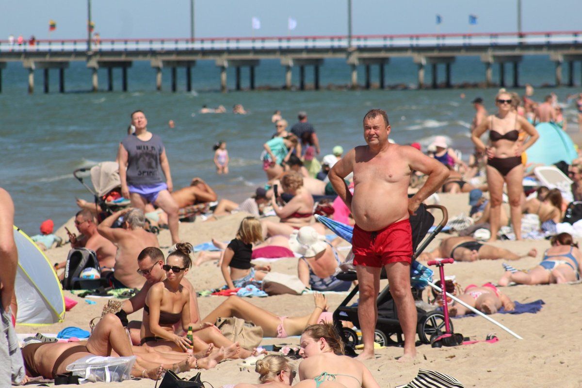 Vidury savaitės poilsiautojai plūstelėjo į pajūrį. FOTO: MINDAUGAS MILINIS | DELFI