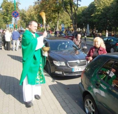 Per automobilių pašventinimą neišvengta ir kelių eismo taisyklių pažeidimų