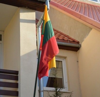 Toli gražu ne prie visų Palangos pastatų vasario 16 d. buvo iškeltos Trispalvės.