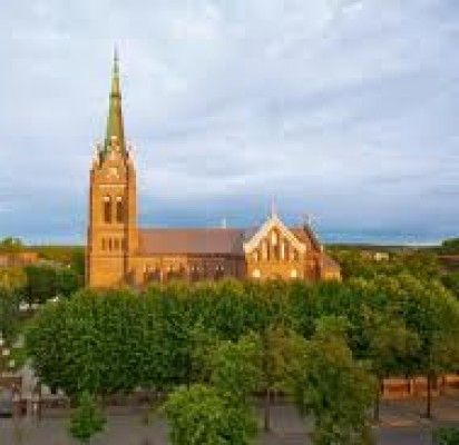 Atvykstančius į Palangą iš tolo pasitinka Švč. Mergelės Marijos Ėmimo į dangų bažnyčios bokštas.