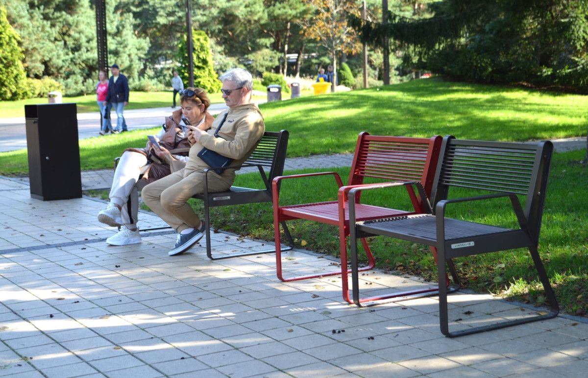 Palangoje – nauji suolai ir krėslai Basanavičiaus gatvėje (FOTO GALERIJA)