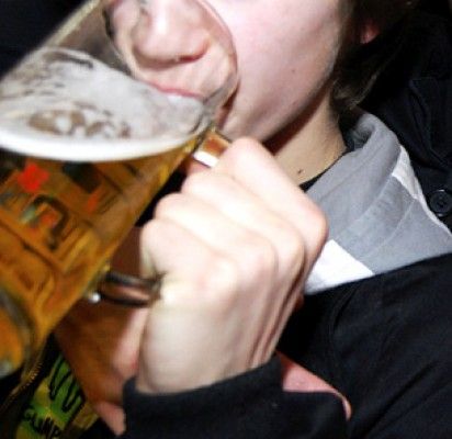 Alų gurkšnoju, bet stikliuko nekilnoju