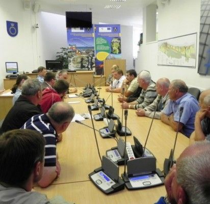 Palangos taksistai didesnės konkurencijos nenori, bet pigesnių paslaugų nežada