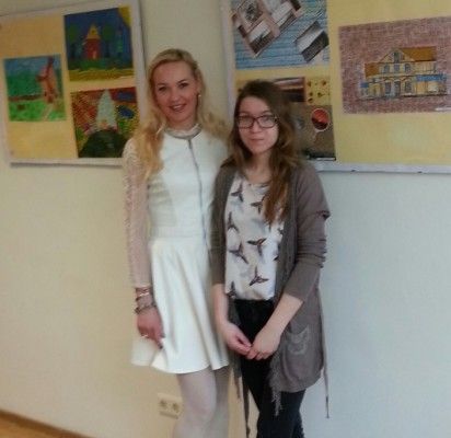 Nuotraukoje dailės mokytoja ir pirmūnė gimnazijos mokinė Aurelija Kairytė