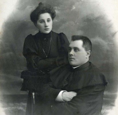 Palangos bažnyčios vikaras ir progimnazijos kapelionas kunigas Julijonas Jasienskis (Jašinskis) su seserimi Felicija. Fotografė Paulina Mongirdaitė, XX a. pr.