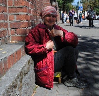 Septyniasdešimt septynerių Genė tikra žemaitiška tarme nuoširdžiai ir paprastai papasakojo, koks gyvenimas atvedė prie bažnyčios tvoros.