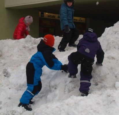 Vaikai dažniausiai knarkia naktimis dėl padidėjusių adenoidų, suaugusiesiems knarkimas gali sukelti miego sutrikimų ir pabloginti širdies kraujagyslių bei galvos smegenų būklę.