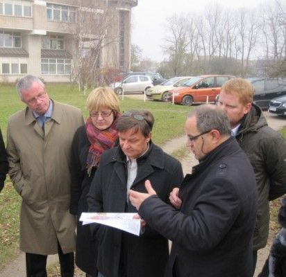 Apsilankę „Miesto vartų“ teritorijoje, svečiai iš Bergeno kartu su Palangos savivaldybės administracijos vadovais išstudijavo ir teritorinio planavimo dokumentus. R. Trautmano nuotr.