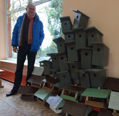 Šventojiškiai iš palangiškio P. Karpio dovanų gavo lesyklėlių ir inkilų.