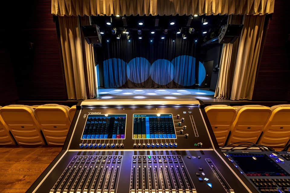 Meras Šarūnas Vaitkus kviečia virtualiai pasivaikščioti po medinėje Kurhauzo dalyje įrengtą teatro salę