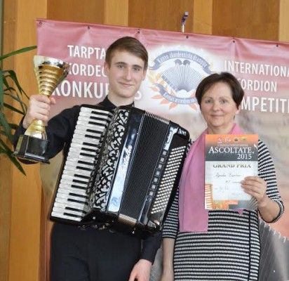 Su savo mokytoja N. Daukšiene po konkurso „Asoltate 2015“ apdovanojimų, kur tapo Grand Prix laimėtoju.