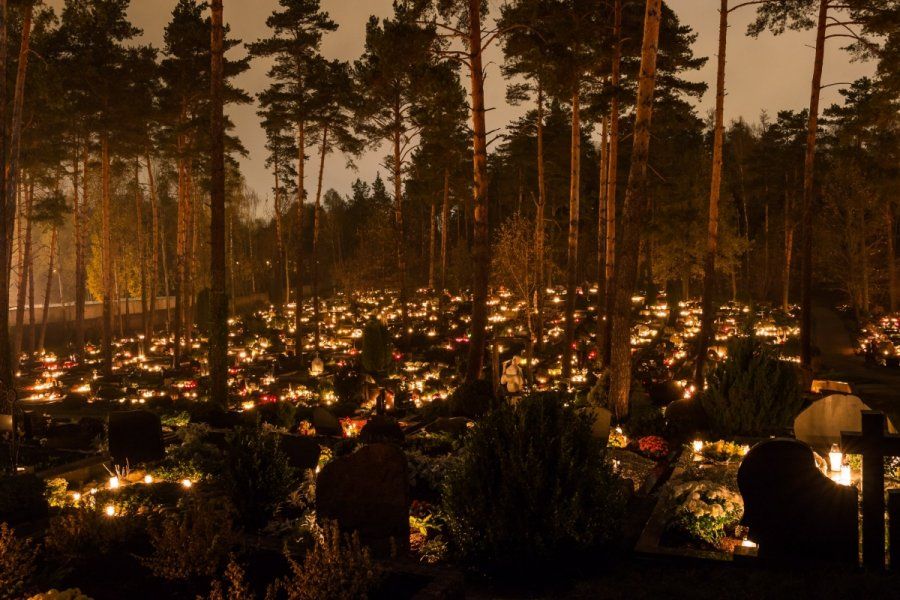 Artėjant Vėlinėms kapinėse įjungtas apšvietimas