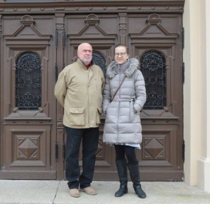 Architektė Gerda Antanaitytė ir dailininkas Romas Klimavičius, pateikę idėją dainininką Stasį Povilaitį įamžinti jo autografu, nugalėjo savo konkurentus.