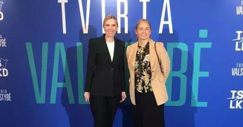 Agnė Bilotaitė su Veronika Skeberdyte (Nuotr. iš Skirmanto Malinausko paskyros Facebook)