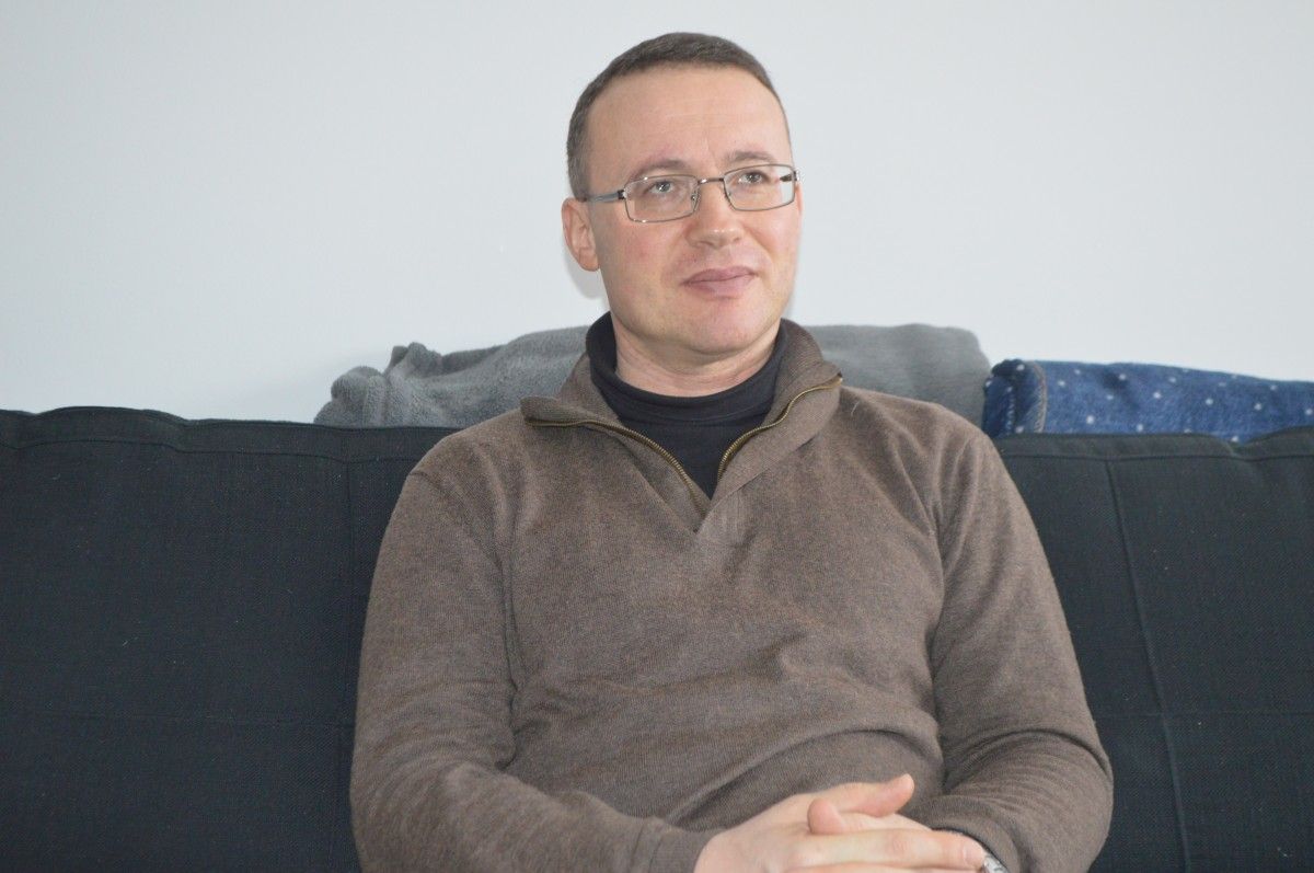 Dailininkas SolomonasTeitelbaumas jau keletą metų gyvena Palangoje, kur mėgaujasi jūros teikiamomis dovanomis – dvasine ramybe, pamėtėtomis idėjomis.