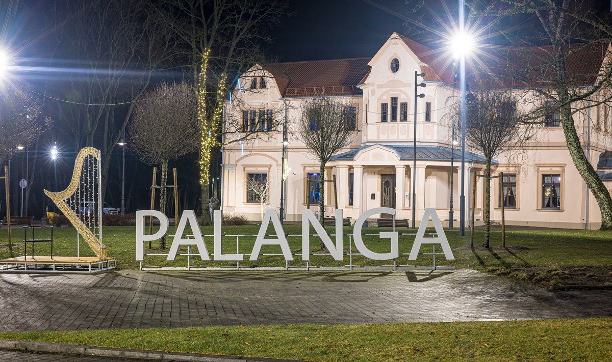 Palanga šventinę nuotaika kuria čiurlioniškomis dekoracijomis ir renginių gausa. FOTO: ALDAS KAZLAUSKAS
