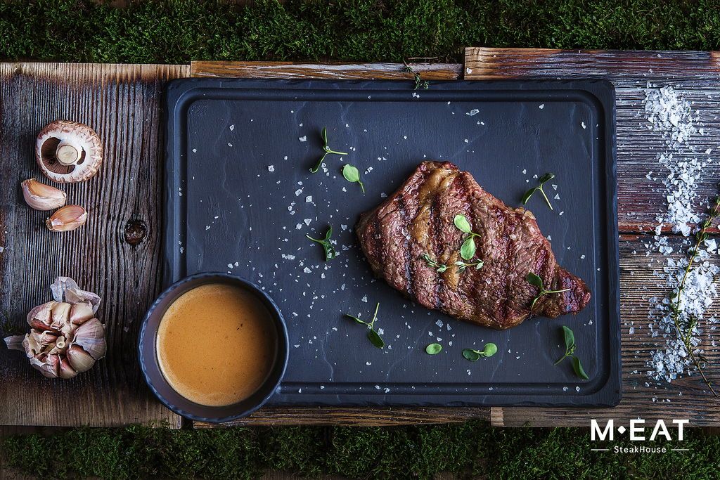 Galima ir kitokio formato konferencija, kai gali grožėtis pro langus atsiveriančiais Birutės parko pušynais, o per pertraukas mėgautis restorano ,,MEAT Steak House“ kulinariniais šedevrais.