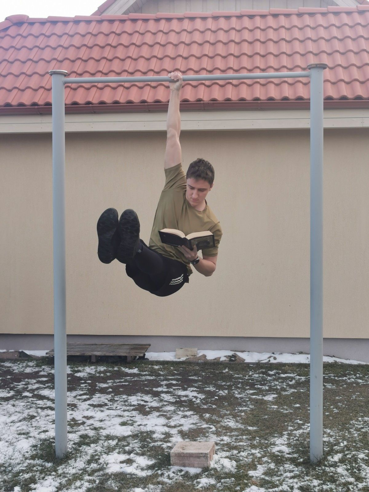 Gimnazistas Marijonas Grenda, kabodamas ant skersinio, viena ranka atliko „kampą“ 90 laipsnių, o kitoje laike ir skaitė... knygą
