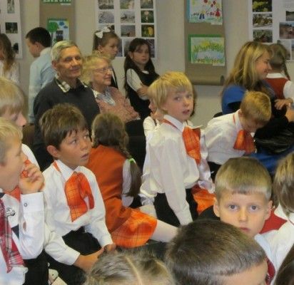 Renginyje „Tai gražiai mane augino laukas, pieva, kelias, upė...” mažieji palangiškiai suaugusiems pravedė puikią pilietiškumo pamoką.
