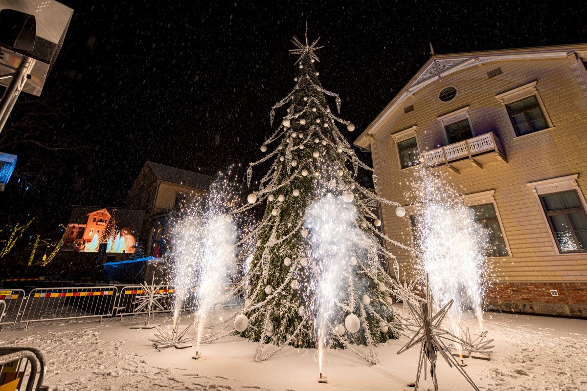 SPALVINGAS KALĖDŲ LAUKIMAS PALANGOS KURHAUZE
