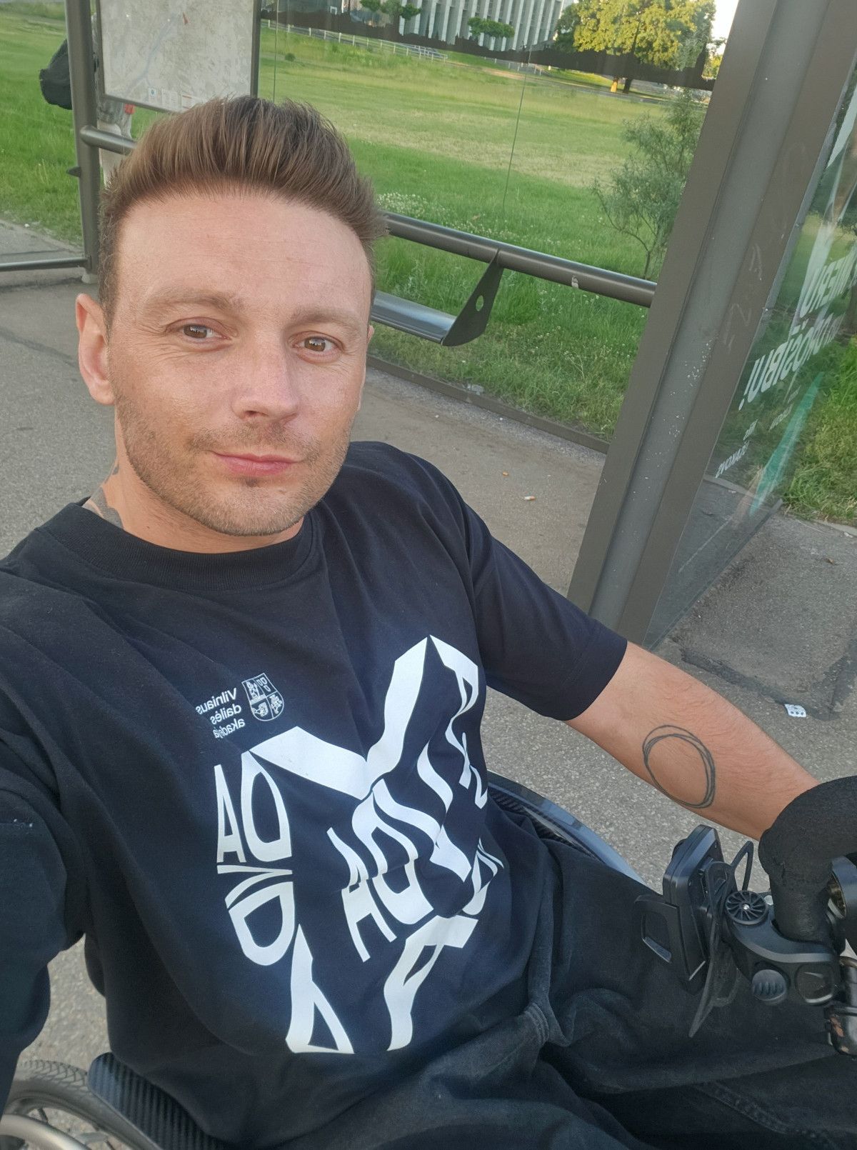 Edvinas labai nori atsistoti ant kojų, lėšas renka ir pardavinėdamas daiktus bagažinių turgelyje