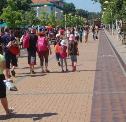 Vasarai baigiantis kavinės vis dar ieško darbuotojų